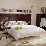 في غرفة النوم هناك رفوف حول السرير