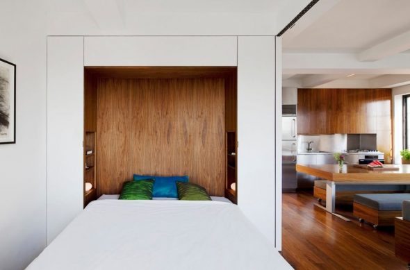 سرير مدمج في غرفة المعيشة