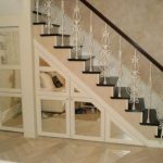 أدراج بأبواب عاكسة أسفل الدرج