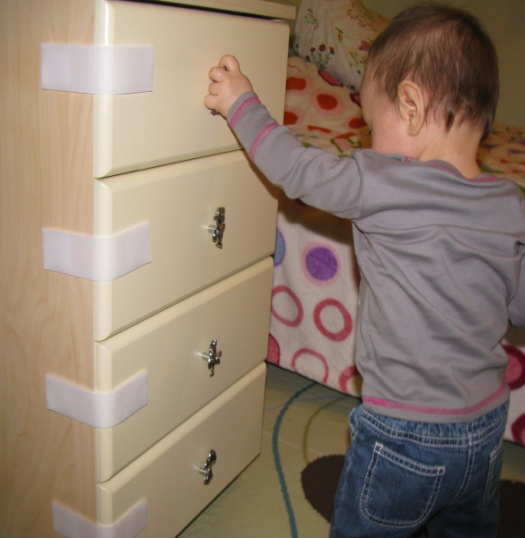 أغلق الصناديق من الطفل