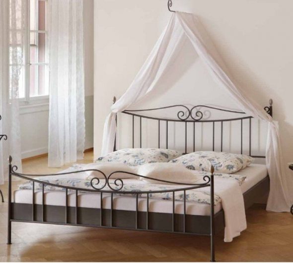 المظلة على السرير