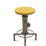 شريط البراز بيديه من الأنبوب