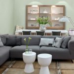 أريكة رمادية كبيرة