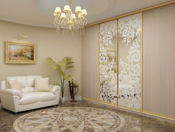 خزانة بأربعة أبواب في غرفة المعيشة