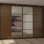 خزانة بأربعة أبواب في غرفة المعيشة مع أبواب بمرآة