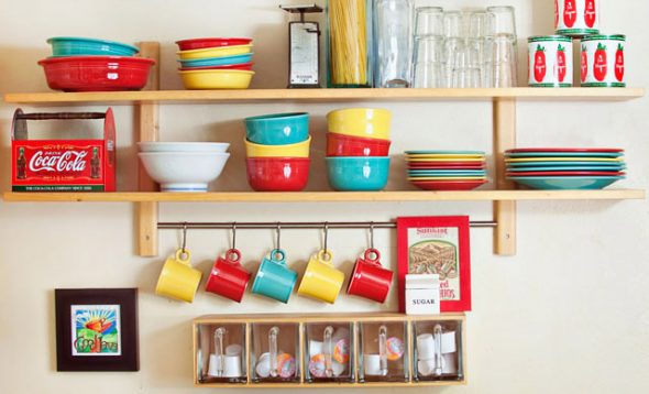 صنع الرفوف في المطبخ بأيديهم