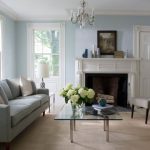 الأرائك في غرفة المعيشة الداخلية