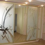 خزانة مع نمط الرملي