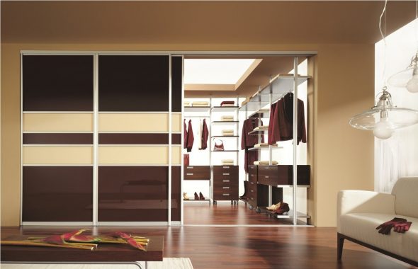 خزانة الملابس في غرفة الملابس