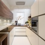 داخل مطبخ ضيق طويل