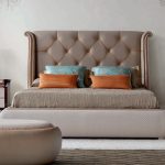 السرير الاسباني مع الأذنين