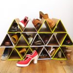 علب الأحذية في ممر من الورق المقوى