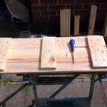 كومة من المنصات بأيديهم