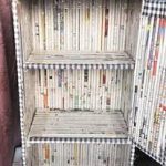 رف خزانة الكتب بأيديهم