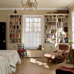 أرفف الكتب في غرفة النوم