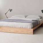 سرير مع مرتبة على الأرض