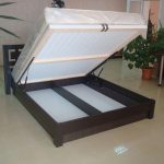 السرير مع آلية الرفع لغرفة كبيرة