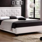 السرير مع عودة لينة عالية