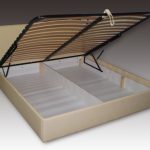 سرير مصنوع من الخشب الصلب