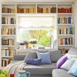 ترتيب رفوف الكتب حول النافذة