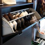 علب الأحذية بيديه