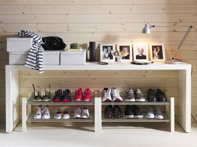 صندوق الأحذية في القاعة