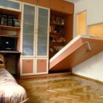 الأسرة القابلة للطي هي حل بسيط لنقص المساحة.