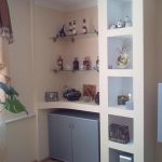 رفوف في مكانة من اللوح الجصي