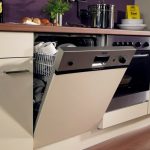 غسالة صحون في المطبخ