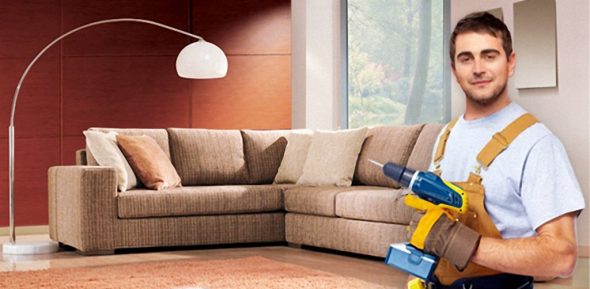 تفكيك الأريكة بأيديهم