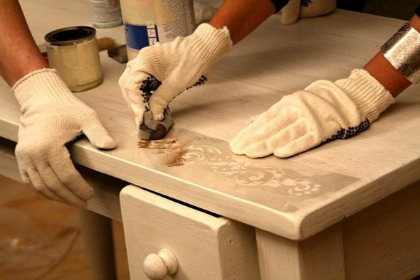 اللوحة من خلال الاستنسل