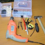 تجميع خزانة الملابس بأيديهم