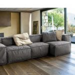 صوفا رمادية مع وسائد