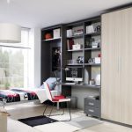 خزانة ملابس رمادية داكنة مع طاولة