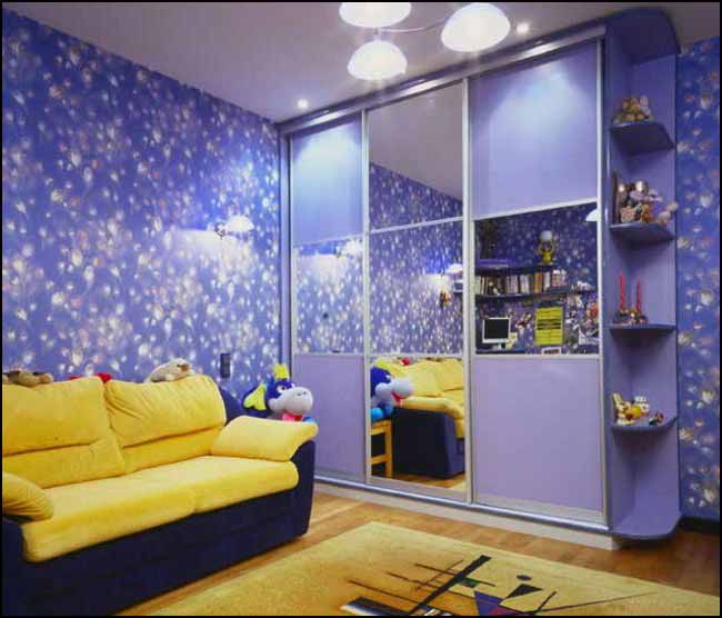 خزانة منزلقة في الحضانة لصبي