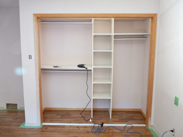 خزانة الملابس في القاعة