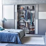 خزانة الملابس في غرفة النوم في الداخل