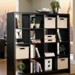 خزانة ملابس مصنوعة من الخشب