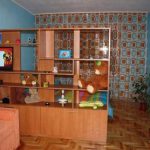 قسم خزانة الملابس في الغرفة