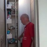 خزانة في المرحاض