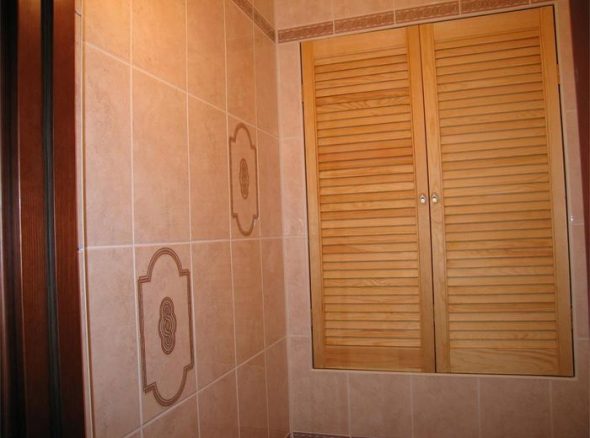 خزانة في المرحاض بأيديهم