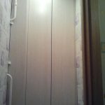 خزانة في المرحاض بأيديهم