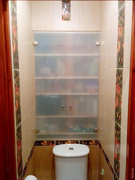 خزانة في المرحاض بأيديهم