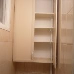 المدمج في خزانة في المرحاض