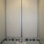 مرحاض خزانة وراء المرحاض