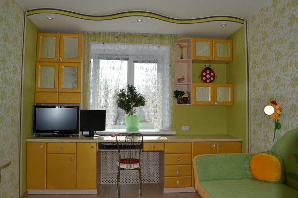 خزانة الملابس حول النافذة توفر المساحة.