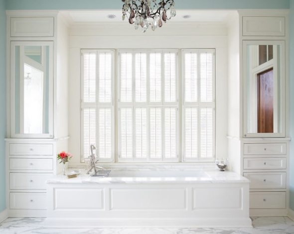 خزانة حول النافذة بالورود البيضاء