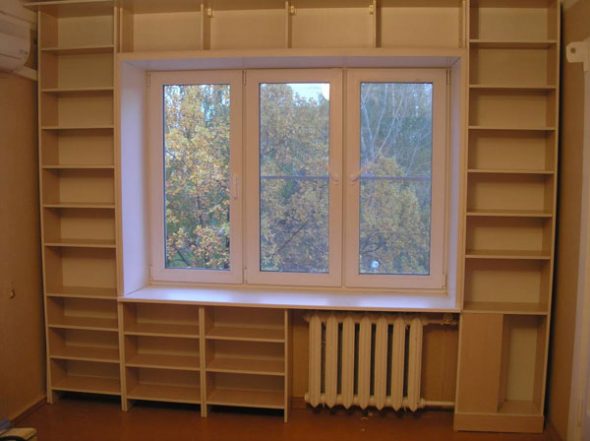 خزانة ملابس حول النافذة في الحضانة