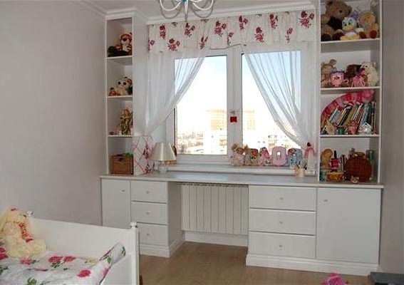 خزانة ملابس حول النافذة في الحضانة