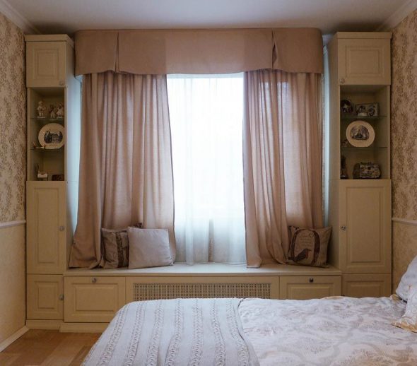 خزانة ملابس حول النافذة في غرفة النوم